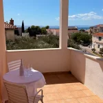 Privatni balkon apartmana s pogledom na more u Tučepima