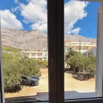 prozor u sobi 2 s pogledom na Biokovo Apartments Ada Tučepi