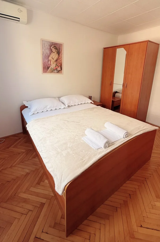 spavaća soba s bračnim krevetomApartments Ada Tučepi