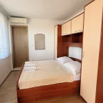 Spavaća soba s bračnim krevetomApartments Ada Tučepi